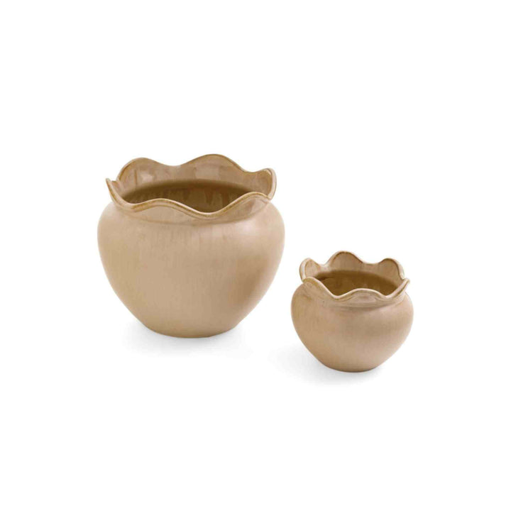 CLAY PLANTER W/ RUFFLES